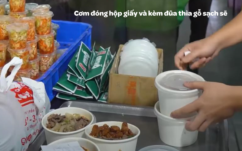 Đũa thìa gỗ và tô giấy cơm thố bách khoa sử dụng